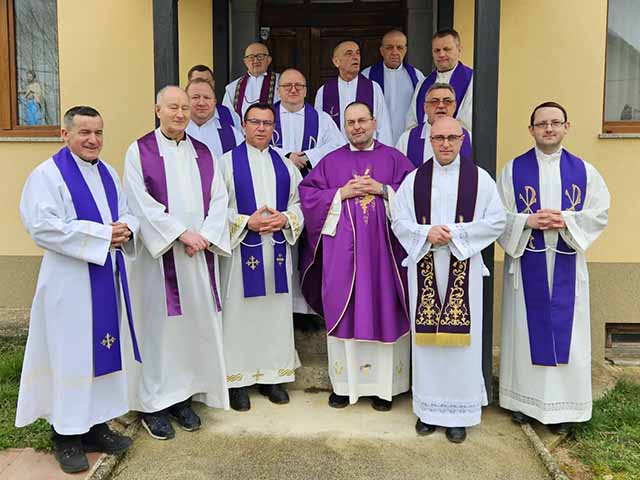 Svećenici na ulazu u PAstoralni centar                                                                                                                                                                                                                    